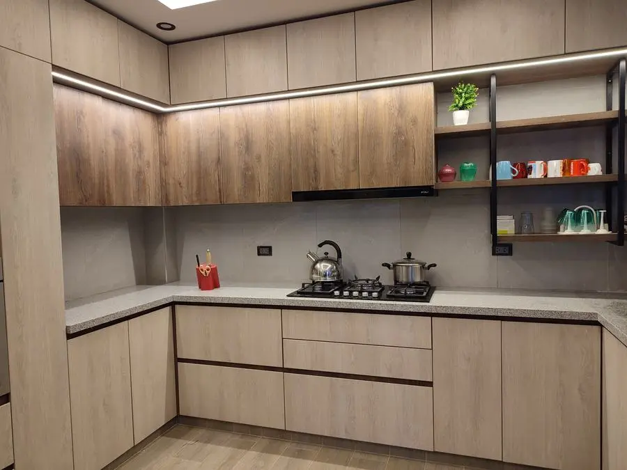 Cocina moderna en madera clara con granito — San Isidro, Trujillo